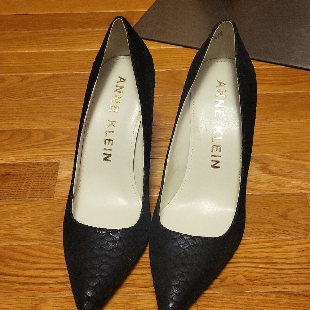 Anne Klein 4" heels. Leather size 8
